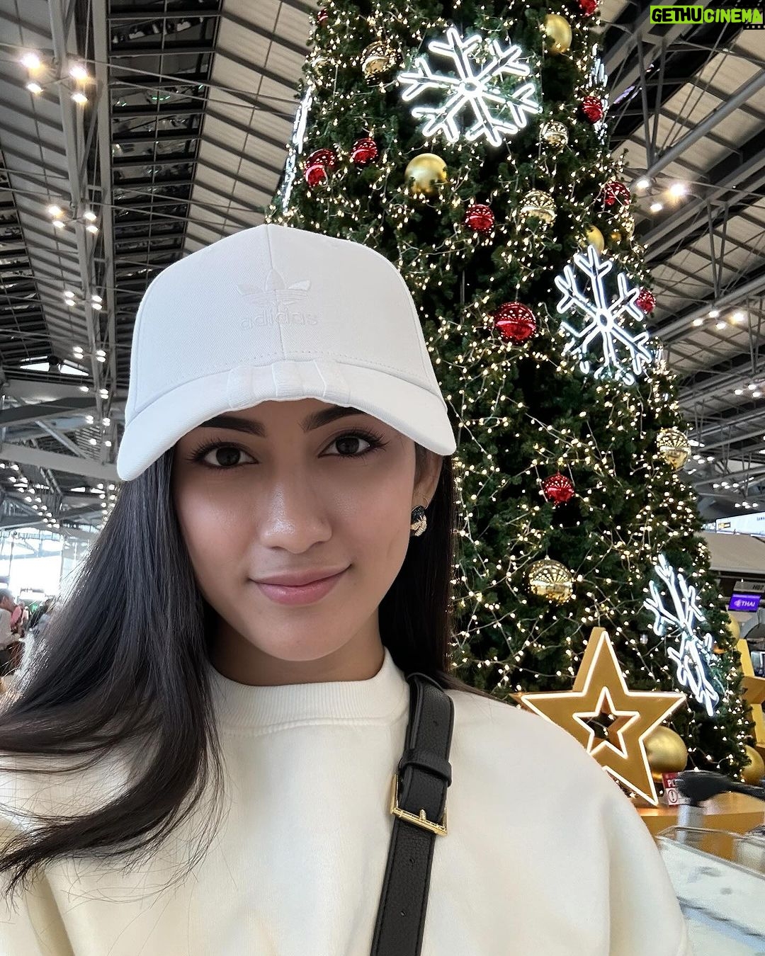 Safa Kabir Instagram - Wishing you all a Merry Christmas π and a New Year filled with hope, health, and happiness π«Άπ»