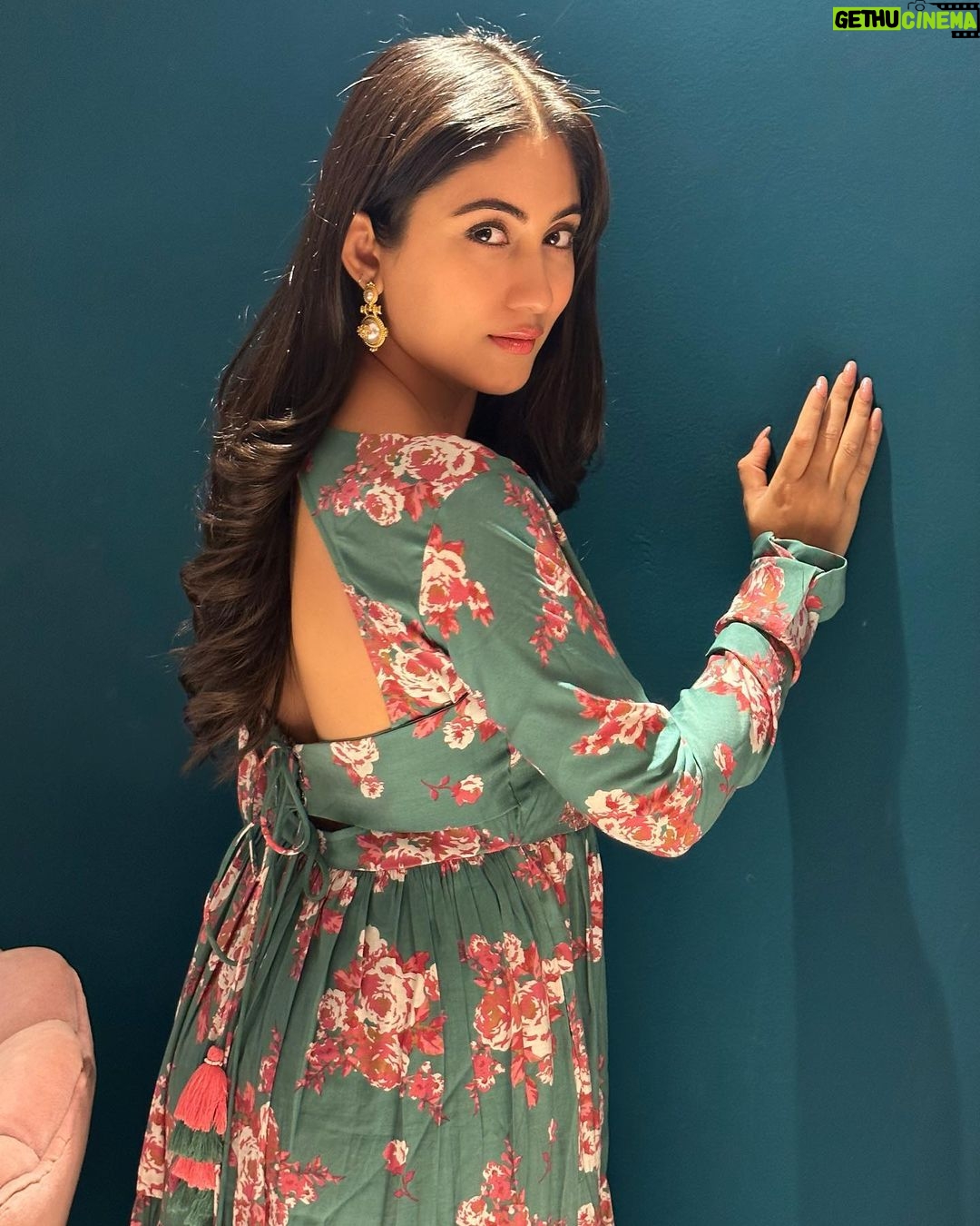 Safa Kabir Instagram - I am just trying to bloom like a flower to fill the world with the fragrance of joy. 🌸