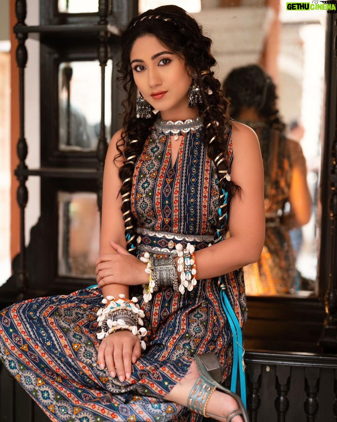 Safa Kabir Instagram - Wearing - @bluebutton.lifestyle Photo clicked by @joyeeta.trisha
