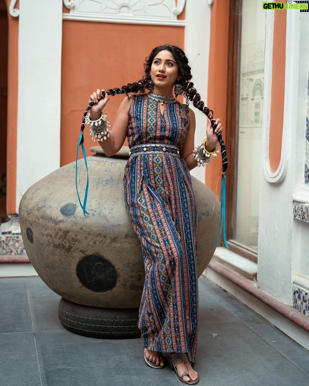 Safa Kabir Instagram - Wearing - @bluebutton.lifestyle Photo clicked by @joyeeta.trisha
