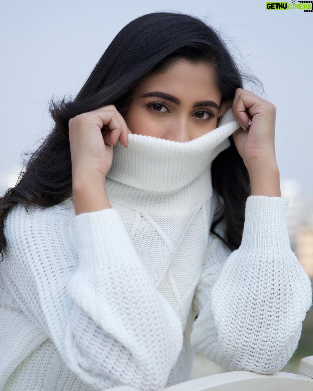 Safa Kabir Instagram - Missing my cozy winter 🤍 Wearing @dotdofficial