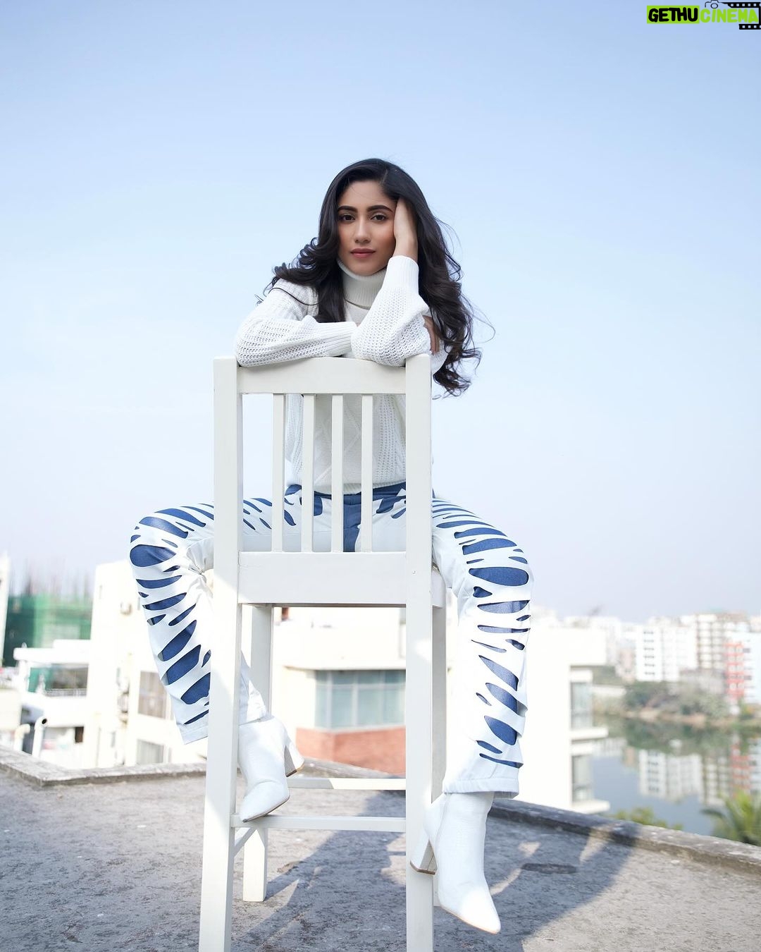 Safa Kabir Instagram - Missing my cozy winter 🤍 Wearing @dotdofficial