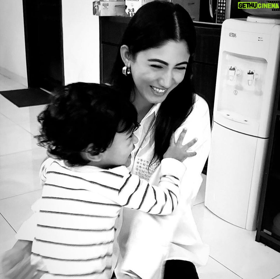 Safa Kabir Instagram - Celebrating my Falgun and Valentine’s Day together with my friends and little fries. 💛❤️