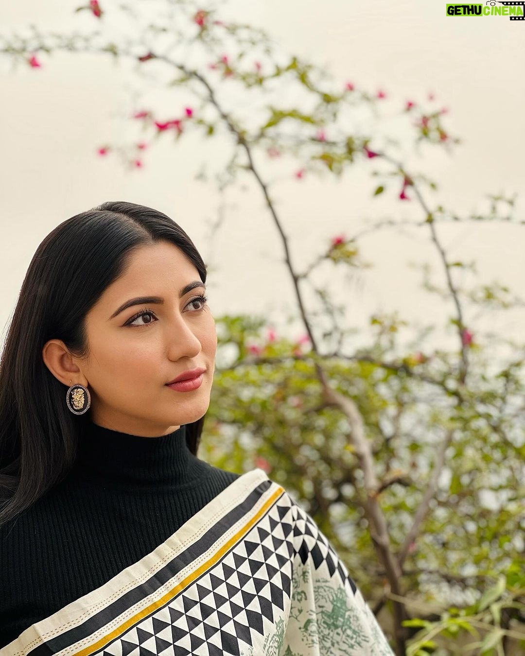 Safa Kabir Instagram - Simplicity is the keynote of all true elegance 🖤🤍