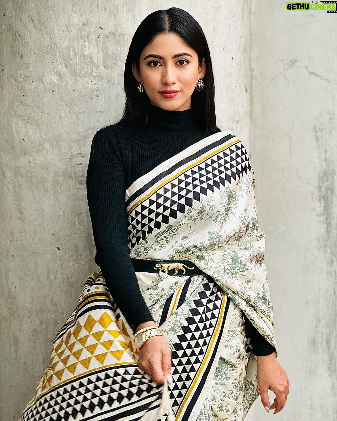 Safa Kabir Instagram - Simplicity is the keynote of all true elegance 🖤🤍