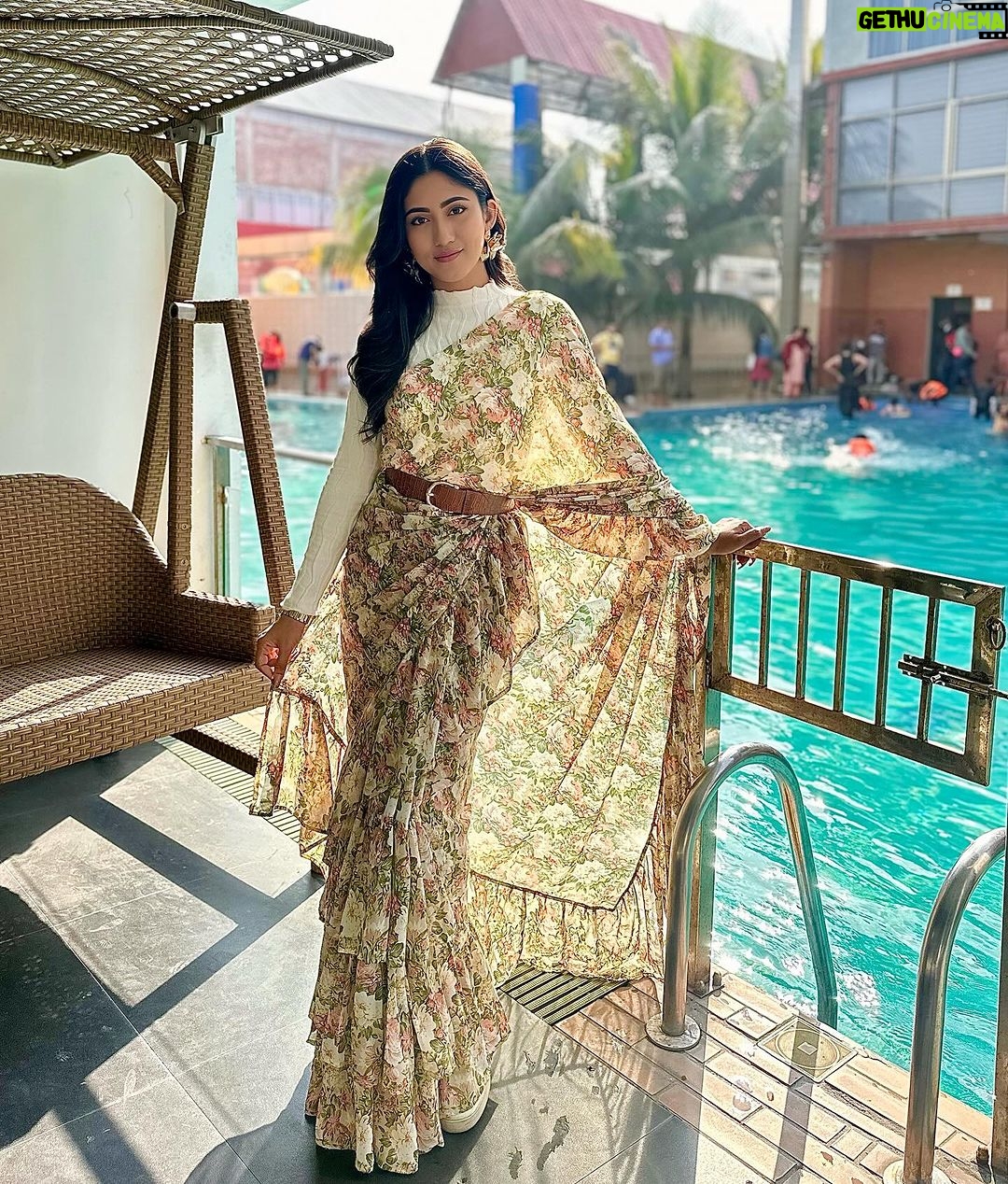 Safa Kabir Instagram - Here’s my sweater over saree look. This winter I styled my saree with high neck and a belt.