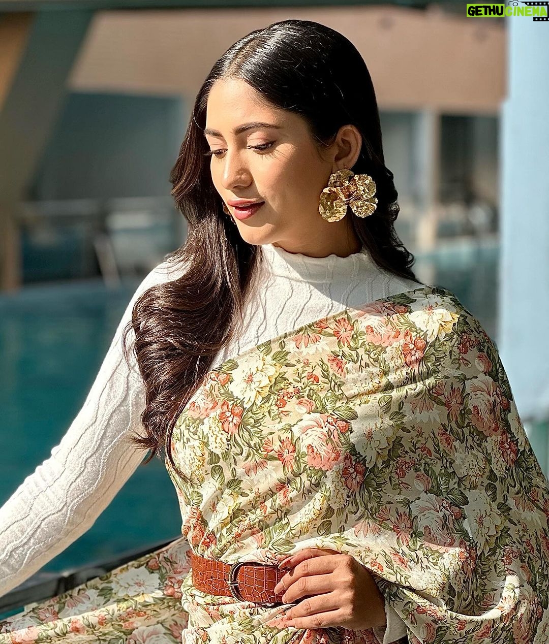 Safa Kabir Instagram - Here’s my sweater over saree look. This winter I styled my saree with high neck and a belt.
