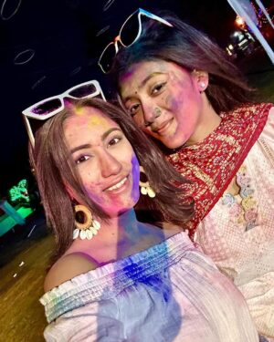 Safa Kabir Instagram - Friends are colors of life.