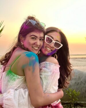 Safa Kabir Instagram - Friends are colors of life.