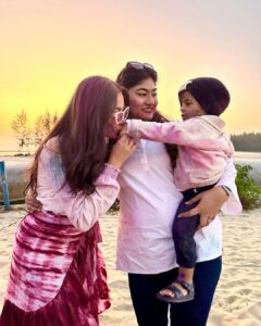 Safa Kabir Instagram - Friends are colors of life.