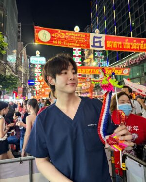 Sahaphap Wongratch Instagram - Bye bye emergency clinic and happy Chinese new year . 在这辞旧迎新的时刻，祝你新年快乐，万事如意，心想事成，阖家欢乐！🧧🧧🥮🥮🥢🥡🥠🐉🐲