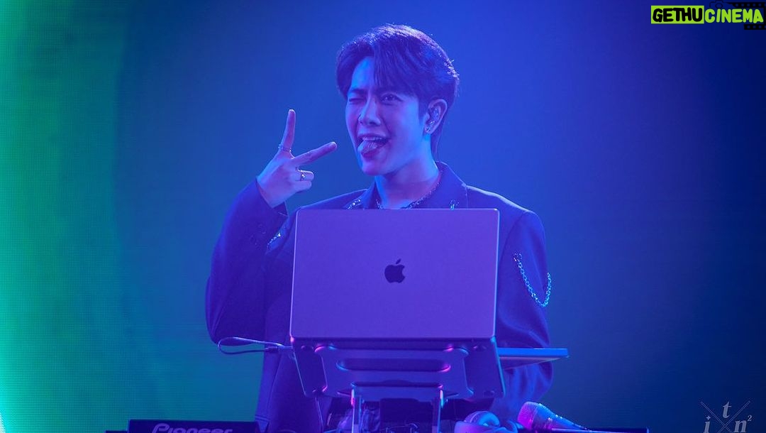 Sahaphap Wongratch Instagram - บอกเลยว่าวันนี้น่าจะเป็นอีกวันที่ผมมีความสุขมากๆ ในชีวิตนี้ ขอบคุณทุกคนที่เข้ามา ไม่รู้ว่าวันข้างหน้าจะเกิดอะไรขึ้นแต่ตอนนี้มันดีจริงๆ อย่างที่บอกไปปิดประตูที่นี่ไปที่นี่คือคนที่รักเราทั้งนั้นเลย ขอบคุณจริงๆที่มาหากัน ผมรักทุกคนมากๆ ขอบคุณทุกอย่างที่ทำให้เรามาเจอกัน @theearthe ขอบคุณที่เป็น partner ที่ดีที่สุด และเป็นมาตลอด เดินไปจนกว่ามันจะถึงเส้นชัยของเรานะ #gmmtvfandayinbkkxem