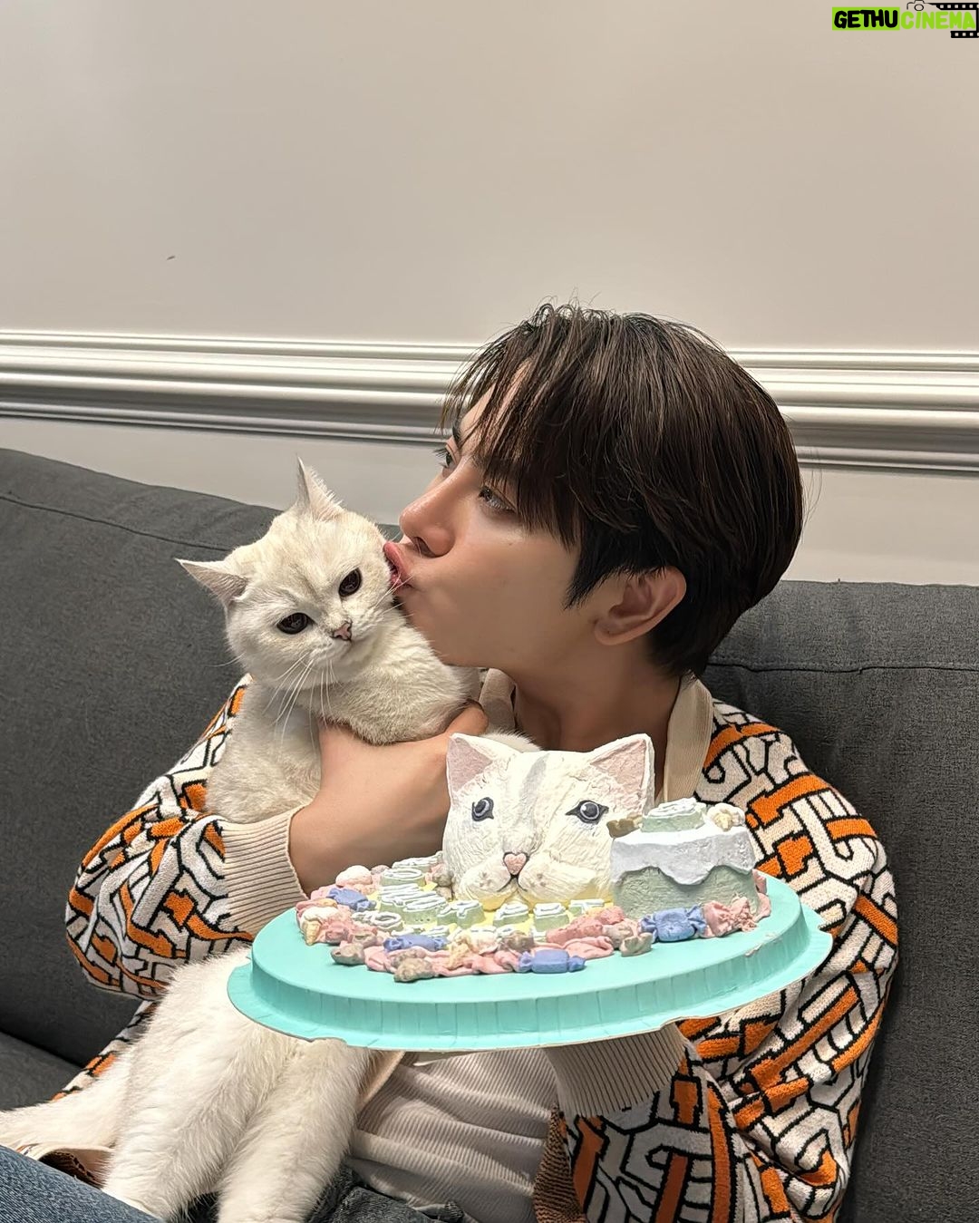 Sahaphap Wongratch Instagram - HBD Somponn thank u kub @thonglorpet for many gifts 🎁