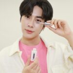 Sahaphap Wongratch Instagram – ก่อนนอนคืนนี้อย่าลืมบำรุงใต้ตากันนะคร้าบบบบบบบบบบบบ 😉🤟🏻
✨ ด้วย LOreal Paris Glycolic-Bright Dark Circle Eye Serum  เซรั่มบำรุงผิวรอบดวงตา 
ที่ช่วยลดเลือนความหมองคล้ำรอบดวงตา ใช้แล้วดูกระจ่างใสขึ้น เพราะเค้ามีส่วนผสมของไกลโคลิค แอซิด ไนอาซินาไมด์ และวิตามินซีจี ช่วยลดเลือนความหมองคล้ำใต้ตา เพื่อผิวรอบดวงตาที่ดูสดใส แนะนำให้แช่ตู้เย็นไว้นะครับ จะดีมากกกกกก 💜

#LOrealParisTH  #LOrealGlycolicBright 
#GlycolicBright