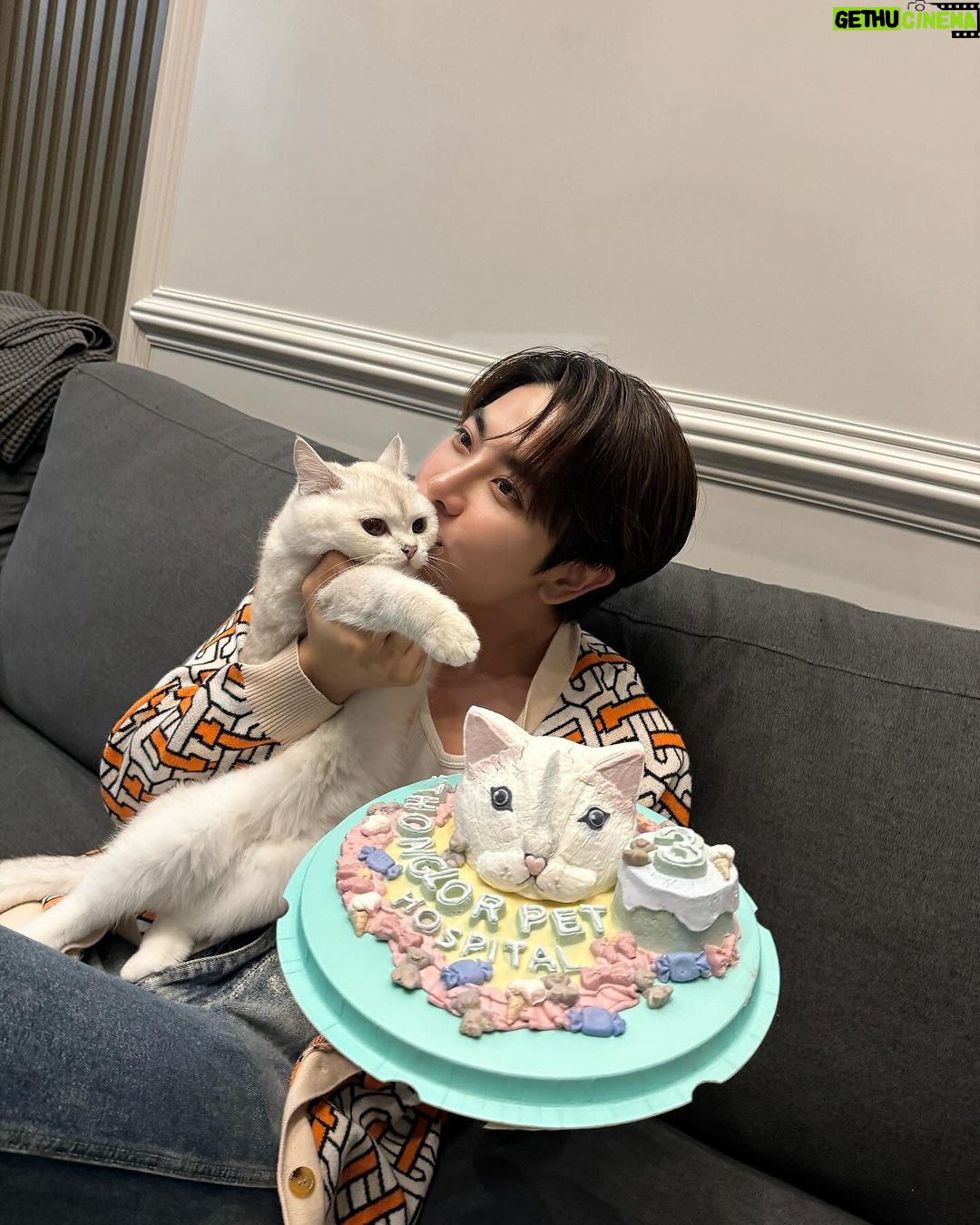 Sahaphap Wongratch Instagram - HBD Somponn thank u kub @thonglorpet for many gifts 🎁