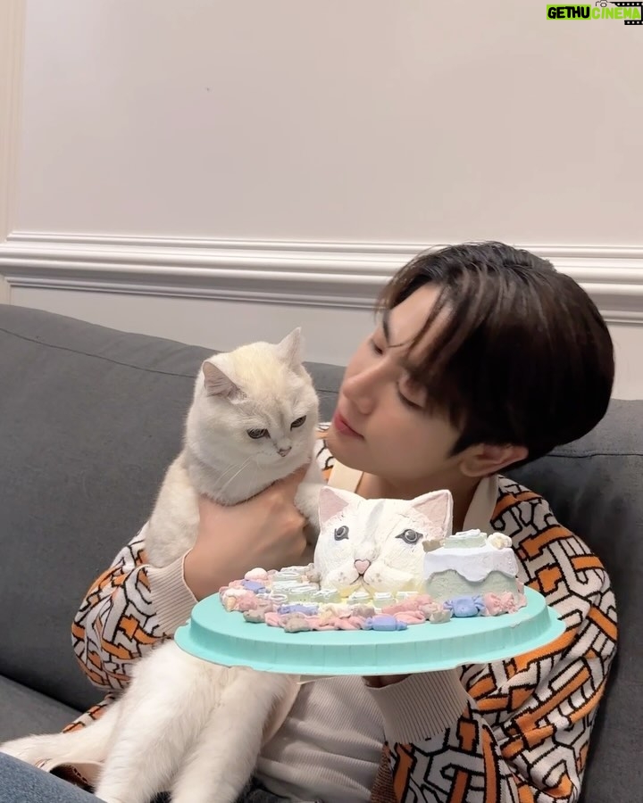 Sahaphap Wongratch Instagram - HBD Somponn thank u kub @thonglorpet for many gifts 🎁