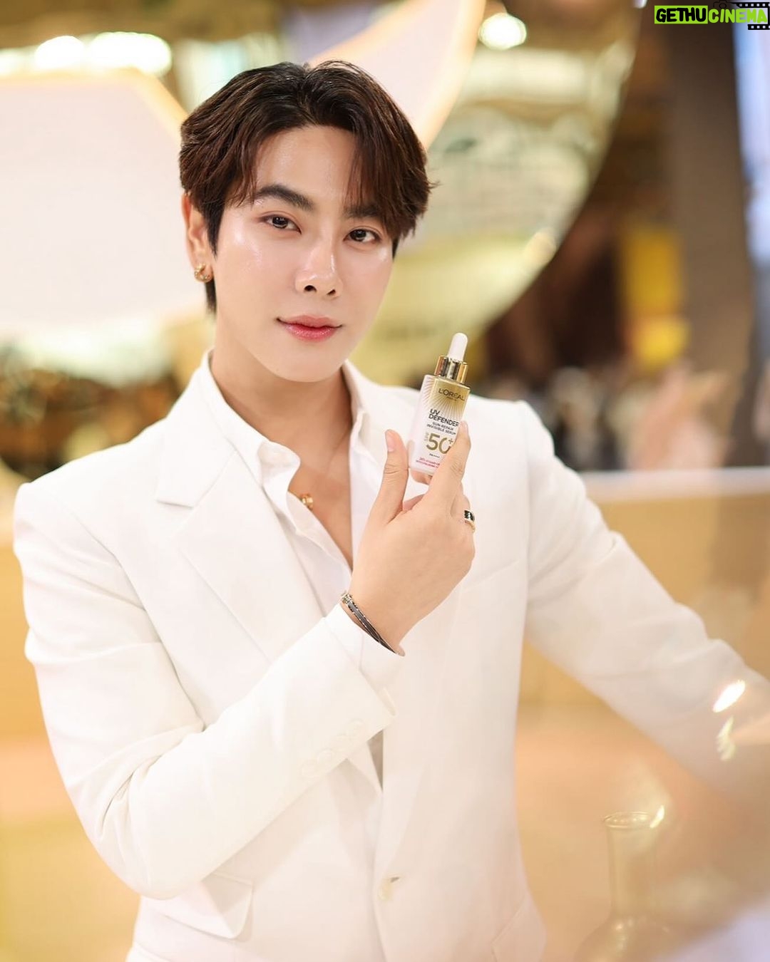 Sahaphap Wongratch Instagram - แดดแบบนี้ ย้ำ!! แดดแบบนี้ ต้องขวดนี้เท่านั้นจ้า L’Oreal Paris UV Defender Sun Repair Invisible Serum กันแดดเนื้อสัมผัสบางเบา ซึมไว ปกป้องขั้นสุดแถมฟื้นบำรุงผิวเสีย ทั้งจุดด่างดำ ริ้วรอย ผิวหมองคล้ำจากแสงแดดด้วยไฮยา และ เปปไทด์ ไปหามาใช้กันจ้า #LOrealParisTH #UVDefender #เซรั่มกันแดดตัวจริง