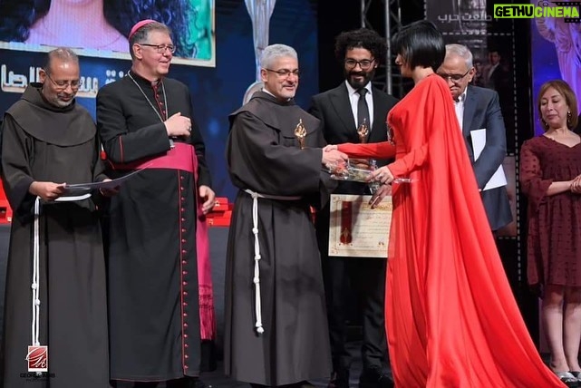 Sahar Al Sayegh Instagram - الحمد لله ❤️جائزه احسن ممثله من مهرجان المركز الكاثوليكي للسينما في دورته ٧١ عن فيلم الباب الاخضر…..شكرًا جزيلًا Suit by @ghaly_fashion_designer Makeup by @abdelkadermakeupartist Hair by @sayedrehemofficial Thanks dear all❤️