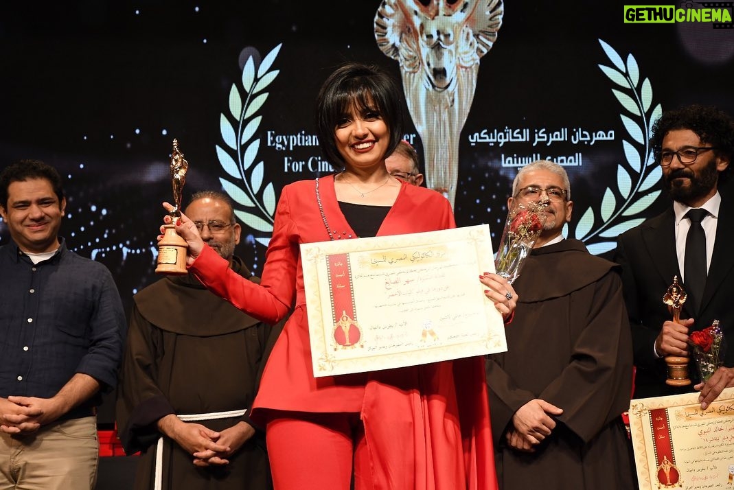 Sahar Al Sayegh Instagram - الحمد لله ❤️جائزه احسن ممثله من مهرجان المركز الكاثوليكي للسينما في دورته ٧١ عن فيلم الباب الاخضر…..شكرًا جزيلًا Suit by @ghaly_fashion_designer Makeup by @abdelkadermakeupartist Hair by @sayedrehemofficial Thanks dear all❤️