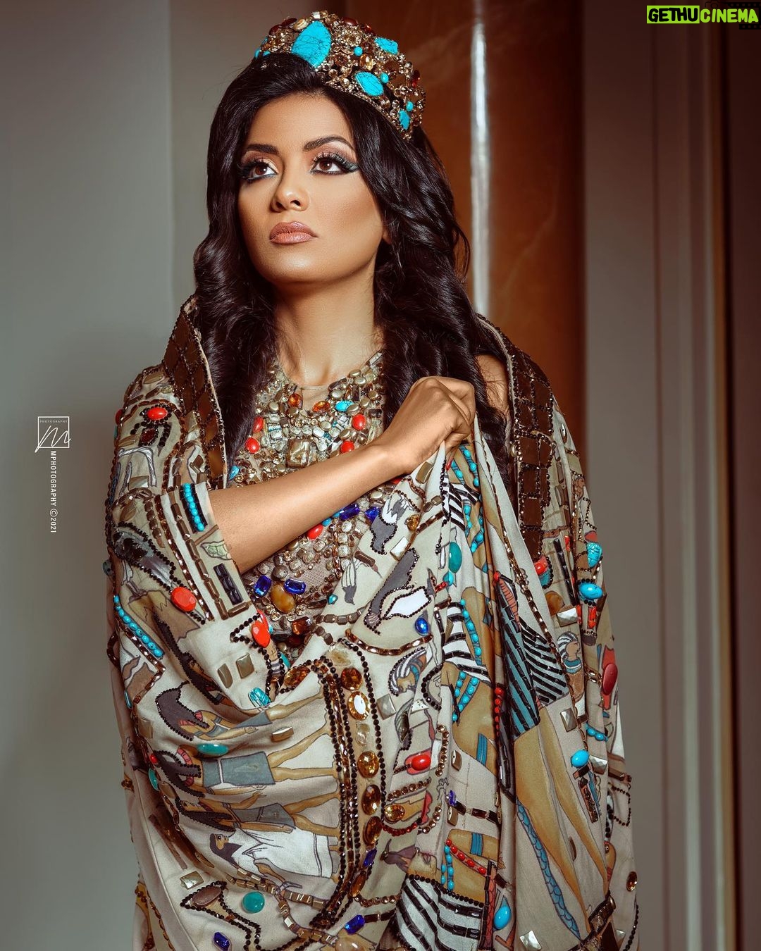 Sahar Al Sayegh Instagram - Shoot by @nisfelduniamag Photographer @mohamedelkeshky_ Fashion designer @hanyelbehairyhautecouture Makeup @asmaeldeeb_ Hair @khaled_abo_alsoad Interview @lobnaisma3il Organizer @mohamed_hassan_12ho Location @grandniletower Thanks dear all ❤️