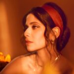 Sai Tamhankar Instagram - Pune Premier ! #SrideviPrasanna now in cinemas . @geishadesignsresort @_ahsa.in @nehachaudhary_ @satyamakeupartist @thakuramit190 @tejasnerurkarr @vishal.patil36 @misaw_holic #saitamhankar #sridevi #aboutlastnight #premiernight #heretobloom #sunflower #srideviprasanna #nowincinemas
