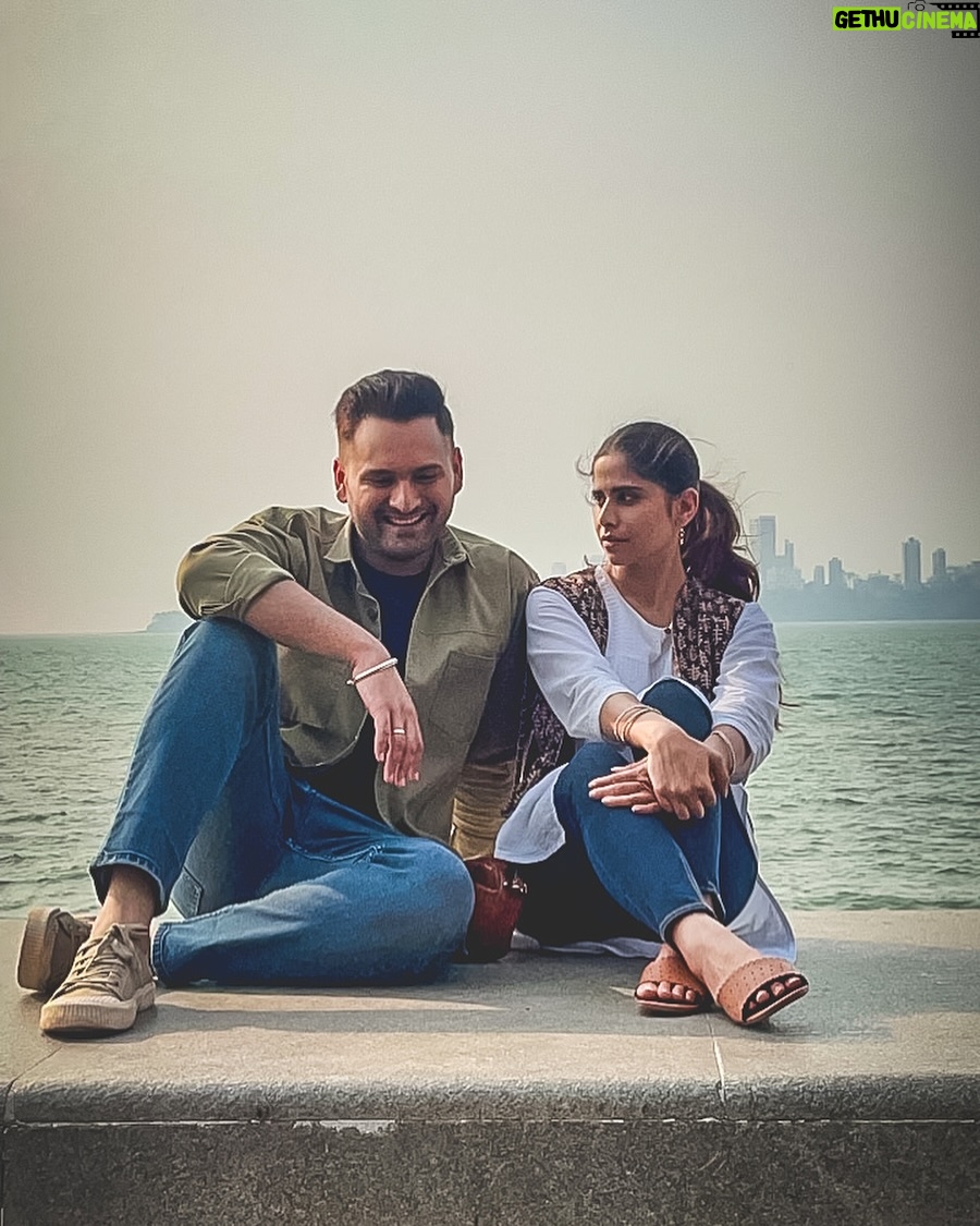 Sai Tamhankar Instagram - Marine Drive talks.❤️ Whom would you spend your time with here, talking endlessly? Let us know.. #srideviprassana #saitamhankar #siddharthchandekar #tipsmarathi #tipsfilms Mumbai, Maharashtra