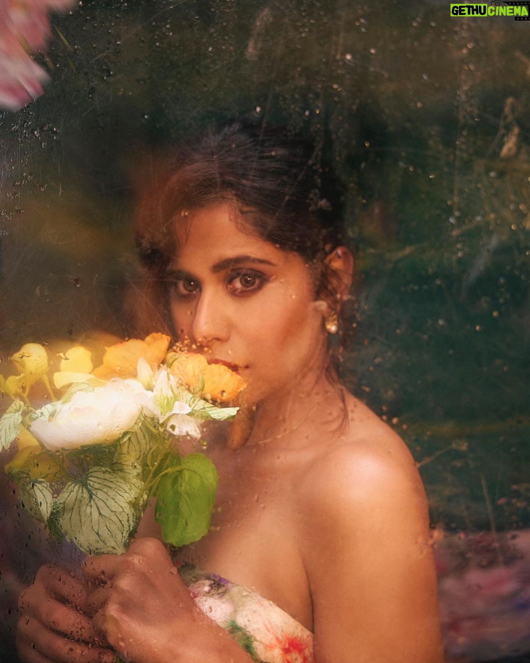 Sai Tamhankar Instagram - Sridevi Prasanna X MHJ @geishadesignsresort @miiraindia @nehachaudhary_ @satyamakeupartist @thakuramit190 @tejasnerurkarr @vishal.patil36 @azim_shaikh1989 #saitamhankar #bloomer #flowers #srideviprasanna #mhj