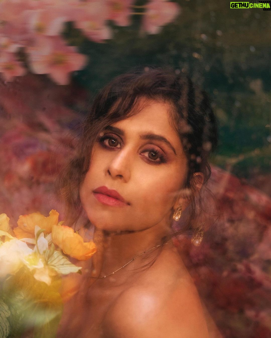 Sai Tamhankar Instagram - Sridevi Prasanna X MHJ @geishadesignsresort @miiraindia @nehachaudhary_ @satyamakeupartist @thakuramit190 @tejasnerurkarr @vishal.patil36 @azim_shaikh1989 #saitamhankar #bloomer #flowers #srideviprasanna #mhj