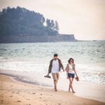 Sai Tamhankar Instagram - असं कुणी आहे का ज्याच्या/जिच्यासोबत असं walk ला जाणं टाळू शकत नाही? हातात हात धरायचाय खरा पण हिंमत होत नाही. मनातलं त्या क्षणाला सगळं सांगायचंय पण पाऊलं पुरत नाहीत. गेली भांडणं मिटवायची आहेत पण लाटा पुरत नाहीत. आहे असं कुणी? अजून कुणी? #srideviprasanna #siddharthchandekar #saitamhankar #tipsmarathi #2ndfeb Goa India