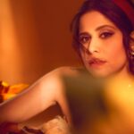 Sai Tamhankar Instagram - Pune Premier ! #SrideviPrasanna now in cinemas . @geishadesignsresort @_ahsa.in @nehachaudhary_ @satyamakeupartist @thakuramit190 @tejasnerurkarr @vishal.patil36 @misaw_holic #saitamhankar #sridevi #aboutlastnight #premiernight #heretobloom #sunflower #srideviprasanna #nowincinemas