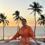 Sai Tamhankar Instagram - When your hero is a photographer ! PC @sidchandekar #saitamhankar #siddharthchandekar #srideviprasanna #promotions #letitbegin #2feb Sun and Sand