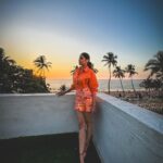 Sai Tamhankar Instagram - When your hero is a photographer ! PC @sidchandekar #saitamhankar #siddharthchandekar #srideviprasanna #promotions #letitbegin #2feb Sun and Sand