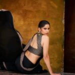 Sai Tamhankar Instagram - मकरसंक्रांतीच्या हार्दिक शुभेच्छा ! #saitamhankar #black #myhappycolor #saree #sixyards #magician #mhj