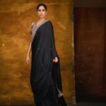 Sai Tamhankar Instagram - मकरसंक्रांतीच्या हार्दिक शुभेच्छा ! #saitamhankar #black #myhappycolor #saree #sixyards #magician #mhj