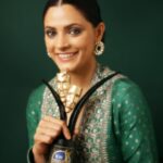 Saiyami Kher Instagram – या मोठ्या सन्मानाबद्दल खूप खूप आभार …हा सन्मान माझ्यासाठी खूप स्पेशल आहे….आणि पुढच्या वर्षीचा मटा सन्मान  मराठी चित्रपटासाठी अशी मला आशा आहे…

Thankyou @maharashtratimesonline for the Mata Sanman for Ghoomer. It’s truly a huge honour. And thankyou @sonalikul for the video ♥️

Outfit – @anitadongre 
Jewellery – @isharya @elevate_promotions 
Photos – @shrutisbagwe