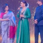 Saiyami Kher Instagram – या मोठ्या सन्मानाबद्दल खूप खूप आभार …हा सन्मान माझ्यासाठी खूप स्पेशल आहे….आणि पुढच्या वर्षीचा मटा सन्मान  मराठी चित्रपटासाठी अशी मला आशा आहे…

Thankyou @maharashtratimesonline for the Mata Sanman for Ghoomer. It’s truly a huge honour. And thankyou @sonalikul for the video ♥️

Outfit – @anitadongre 
Jewellery – @isharya @elevate_promotions 
Photos – @shrutisbagwe