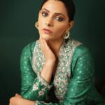 Saiyami Kher Instagram – या मोठ्या सन्मानाबद्दल खूप खूप आभार …हा सन्मान माझ्यासाठी खूप स्पेशल आहे….आणि पुढच्या वर्षीचा मटा सन्मान  मराठी चित्रपटासाठी अशी मला आशा आहे…

Thankyou @maharashtratimesonline for the Mata Sanman for Ghoomer. It’s truly a huge honour. And thankyou @sonalikul for the video ♥️

Outfit – @anitadongre 
Jewellery – @isharya @elevate_promotions 
Photos – @shrutisbagwe