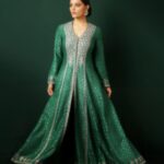 Saiyami Kher Instagram – या मोठ्या सन्मानाबद्दल खूप खूप आभार …हा सन्मान माझ्यासाठी खूप स्पेशल आहे….आणि पुढच्या वर्षीचा मटा सन्मान  मराठी चित्रपटासाठी अशी मला आशा आहे…

Thankyou @maharashtratimesonline for the Mata Sanman for Ghoomer. It’s truly a huge honour. And thankyou @sonalikul for the video ♥️

Outfit – @anitadongre 
Jewellery – @isharya @elevate_promotions 
Photos – @shrutisbagwe