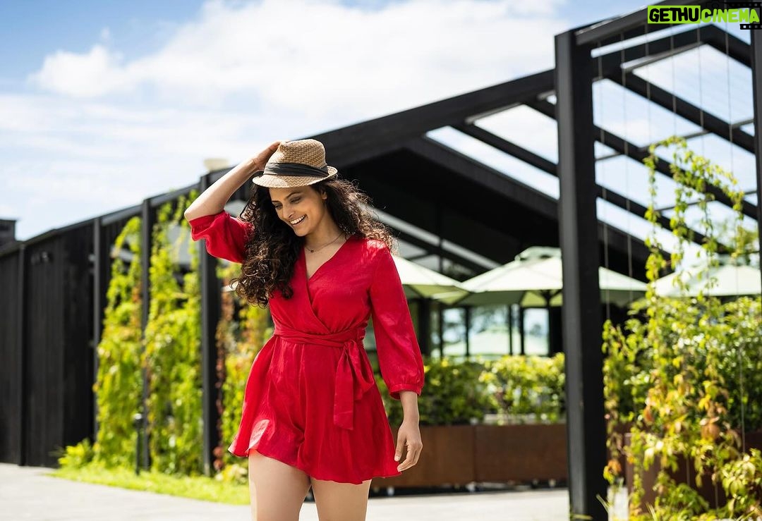 Saiyami Kher Instagram - A month since my unforgettable Australia trip. Finally sharing some memories. Melbourne to Phillip island. A nice sunny Sunday, so photo tho banta hai. Thank you @visitmelbourne for hosting me for this memorable trip ❤️ #visitmelbourne #everybitdifferent #lategram @srilankanairlinesofficial