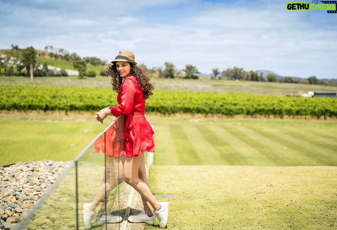 Saiyami Kher Instagram - A month since my unforgettable Australia trip. Finally sharing some memories. Melbourne to Phillip island. A nice sunny Sunday, so photo tho banta hai. Thank you @visitmelbourne for hosting me for this memorable trip ❤️ #visitmelbourne #everybitdifferent #lategram @srilankanairlinesofficial