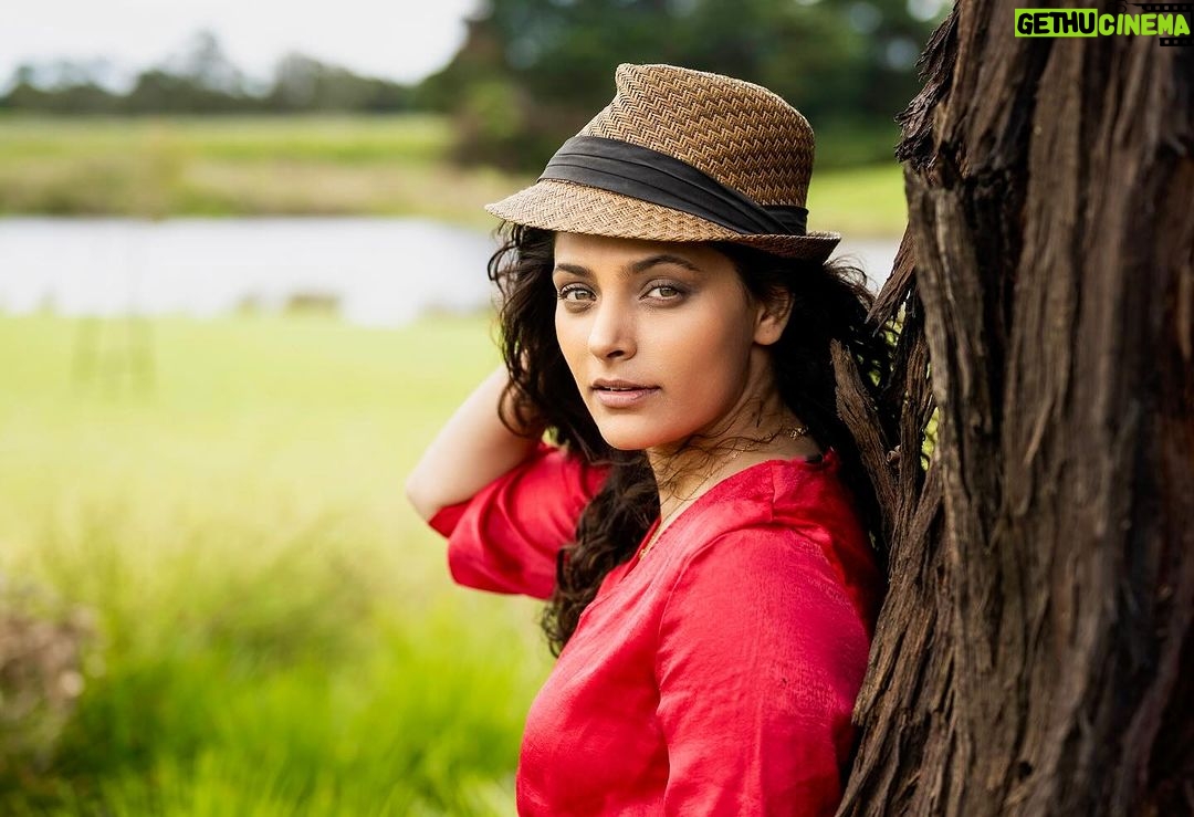 Saiyami Kher Instagram - A month since my unforgettable Australia trip. Finally sharing some memories. Melbourne to Phillip island. A nice sunny Sunday, so photo tho banta hai. Thank you @visitmelbourne for hosting me for this memorable trip ❤️ #visitmelbourne #everybitdifferent #lategram @srilankanairlinesofficial