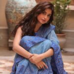 Sajal Ali Instagram - Thankyou for sending me this beautiful sari. 💙 @neemblockprints photo credit @rehanmithanii