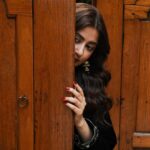 Sajal Ali Instagram - Zellbury x Sajal Presenting Luxury Ready-to-Wear Collection @zellbury #zellburyxsajalaly #realfashion #realprices #sarasaal #zellburyluxury23 #luxurycollection2023 #readytowearluxury
