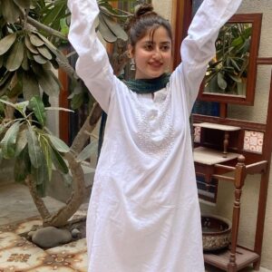 Sajal Ali Instagram - Khud pe martay hain filhaal tou…. 🤍
@bohemebykanwal