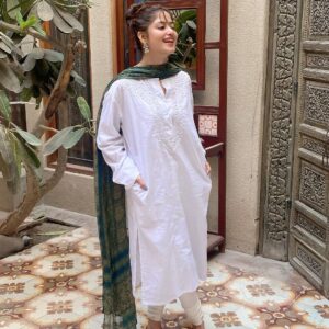 Sajal Ali Instagram - Khud pe martay hain filhaal tou…. 🤍 @bohemebykanwal