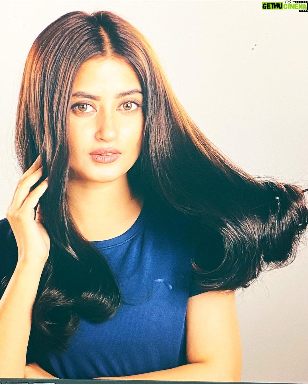 Sajal Ali Instagram - “Haye chicken mazay ki hay yeah” My off set fun with the best people! Guys you can’t miss the 6th post and the second last Hair and makeup by @iambabarzaheer @yelly_hairstylist @iambabarzaheer @maria_mahesar @mavikayani @fahadcitrus