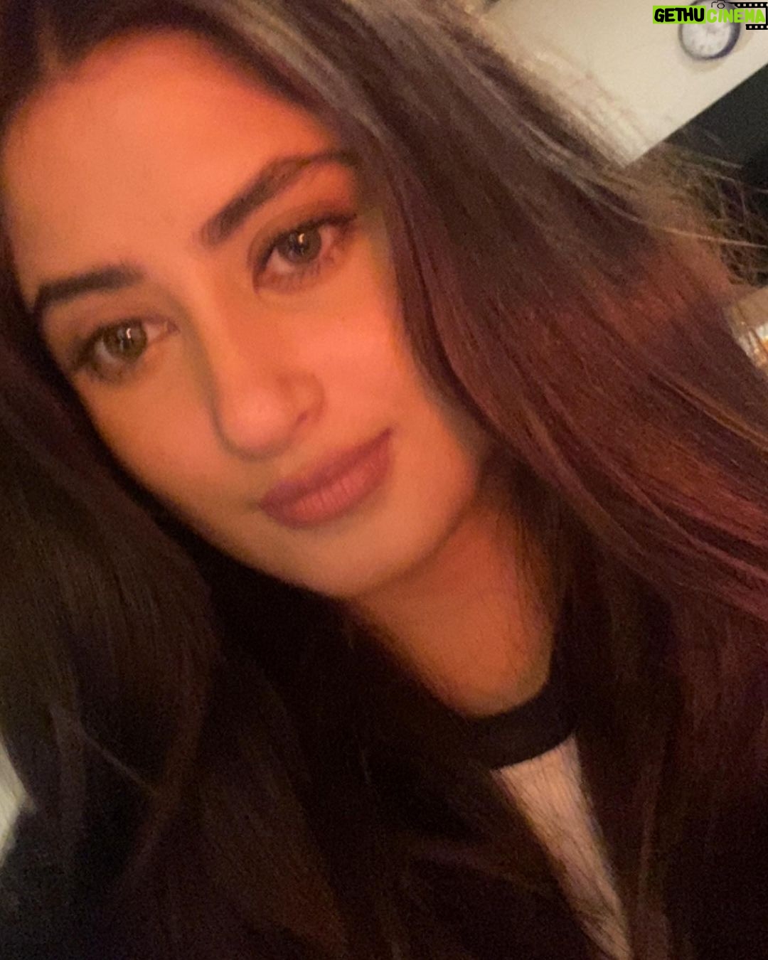 Sajal Ali Instagram - “Haye chicken mazay ki hay yeah” My off set fun with the best people! Guys you can’t miss the 6th post and the second last Hair and makeup by @iambabarzaheer @yelly_hairstylist @iambabarzaheer @maria_mahesar @mavikayani @fahadcitrus