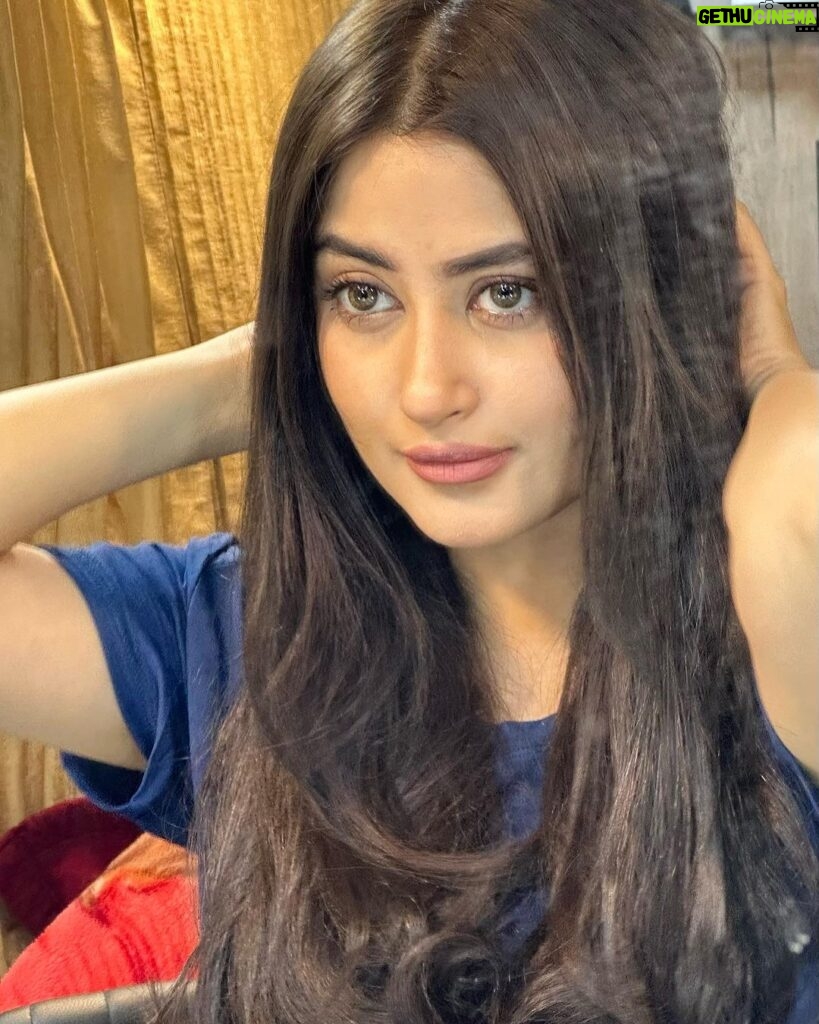 Sajal Ali Instagram - “Haye chicken mazay ki hay yeah” My off set fun with the best people! Guys you can’t miss the 6th post and the second last Hair and makeup by @iambabarzaheer @yelly_hairstylist @iambabarzaheer @maria_mahesar @mavikayani @fahadcitrus