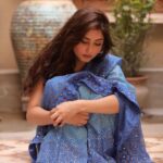 Sajal Ali Instagram - Thankyou for sending me this beautiful sari. 💙 @neemblockprints photo credit @rehanmithanii