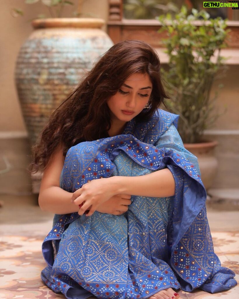Sajal Ali Instagram - Thankyou for sending me this beautiful sari. 💙 @neemblockprints photo credit @rehanmithanii